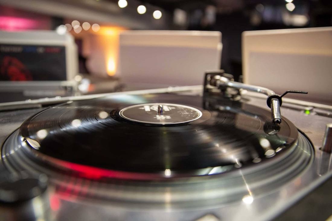 Platine vinyle professionnelle — Bar à Vinyles